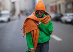Как носить шарф и не выглядеть старомодно и скучно: 4 идеи, чтобы быть в центре внимания