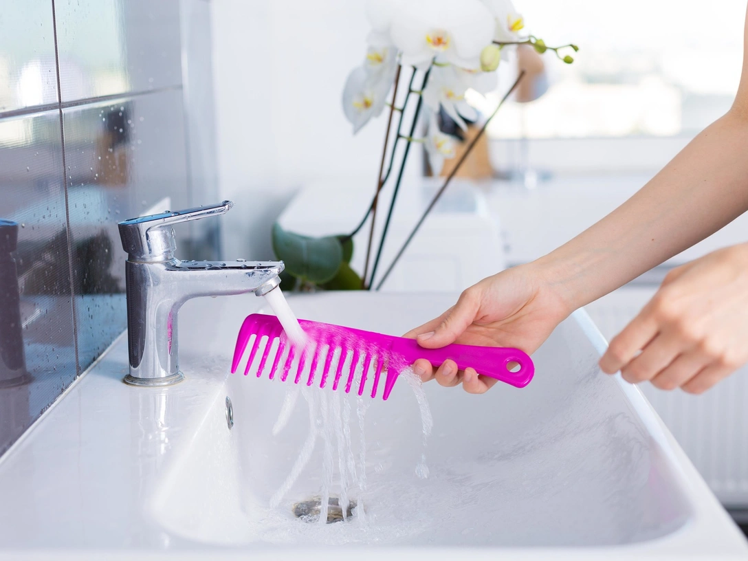 Как часто нужно мыть расческу на самом деле — вы точно делали это неправильно | marieclaire.ru