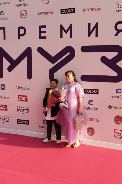 Ержан Максим пришел с мамой на премию