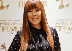 Анита Цой построила дома для мамы и свекрови