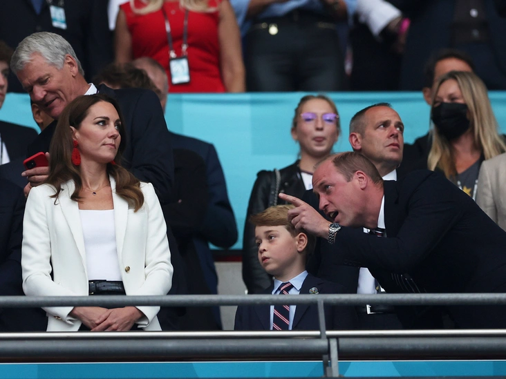 Герцогиня Кэтрин, принц Джордж и принц Уильям наблюдают за финалом чемпионата Европы-2020 между Италией и Англией на стадионе Уэмбли, 11 июля 2021