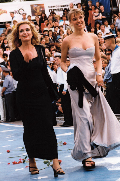 Актриса с дочерью Ксенией на «Кинотавре». Сочи, 1999 год