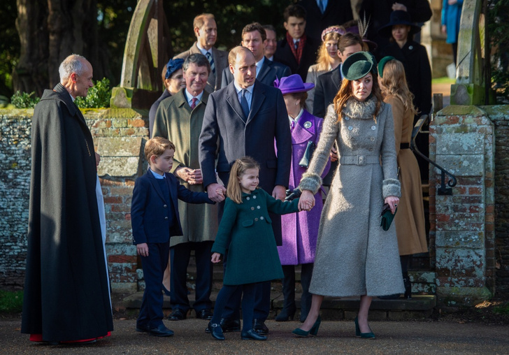 Кейт Миддлтон и принц Уильям с детьми, Елизавета II и другие монаршие особы на рождественской службе в Сандрингеме