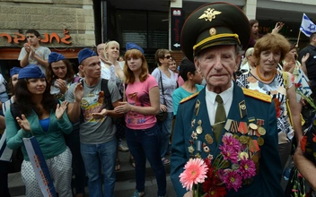 «Радость со слезами на глазах»: в каких странах и как празднуют День Победы