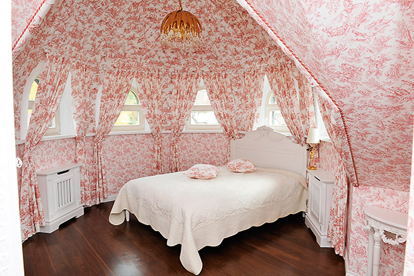 «Моя любимая спальня - розовая, на третьем этаже, - признается Наталья. - Если в доме не будет гостей, мы сможем менять спальню хоть каждый день!»