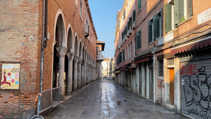 Венеция до карантина и сейчас — ужасающие фото пустых улиц