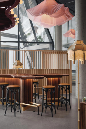 Пачки под потолком: кафе Constance в Монреале по дизайну Atelier Zébulon Perron