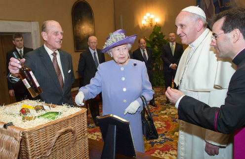Принц Филипп демонстрирует папе Франциску бутылку виски