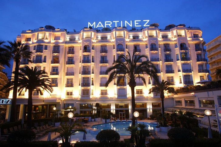 Отель «Мартинез» в Каннах: кто снимает пентхаус на ночь, куда занимает очередь Джорджина, в чем выходит на балкон Белла