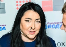 Лолита обратила на себя внимание полиции нравов
