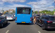 Что происходит на видео: обнаженная женщина на московской улице