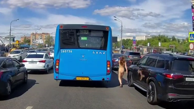 Что происходит на видео: обнаженная женщина на московской улице