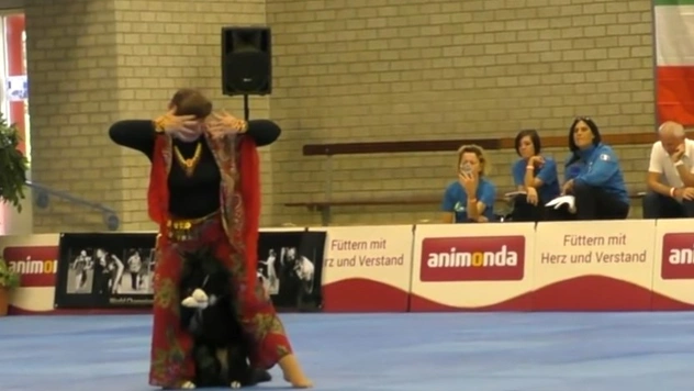 Видео российской чемпионки по танцам с собакой стало вирусным