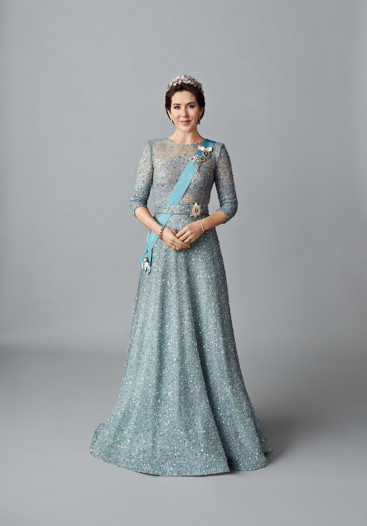 Новые официальные портреты датской принцессы в прозрачном и «ледяном» платье
