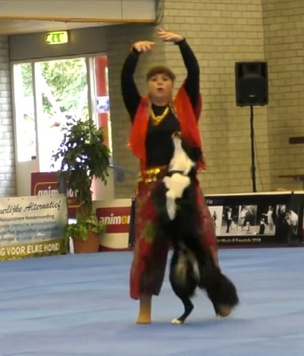 Видео российской чемпионки по танцам с собакой стало вирусным