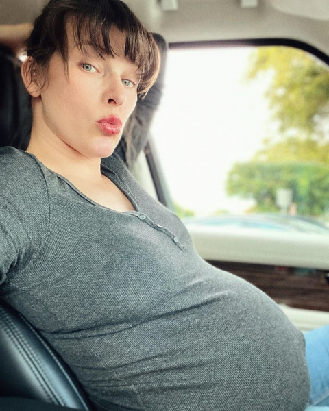 «Есть и плюсы»: Милла Йовович не переживает, что набрала за время беременности уже 22 кг