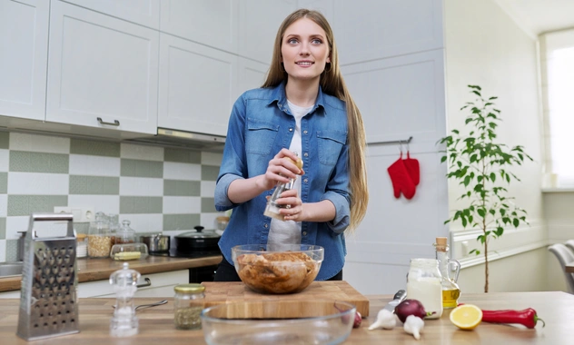Мыть, жарить целиком и другие ошибки в приготовлении курицы, которые могут навредить здоровью