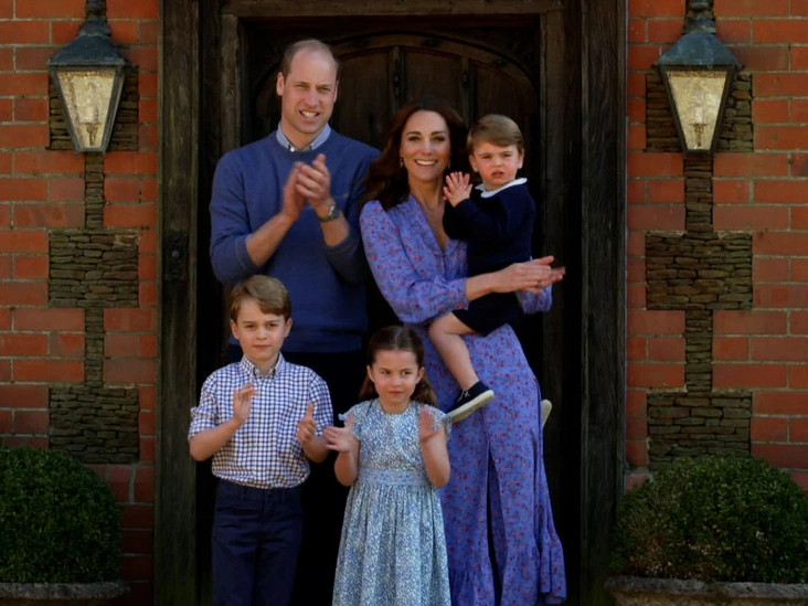 Герцоги Кембриджские с детьми: принцем Джорджем, принцессой Шарлоттой и принцем Луи в Кенсингтонском дворце, 23 апреля 2020
