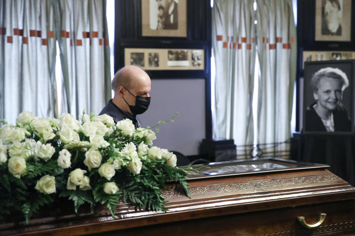 Фото №3 - Трогательная речь Хабенского и букеты белых роз: как прошла церемония прощания с Анастасией Вознесенской