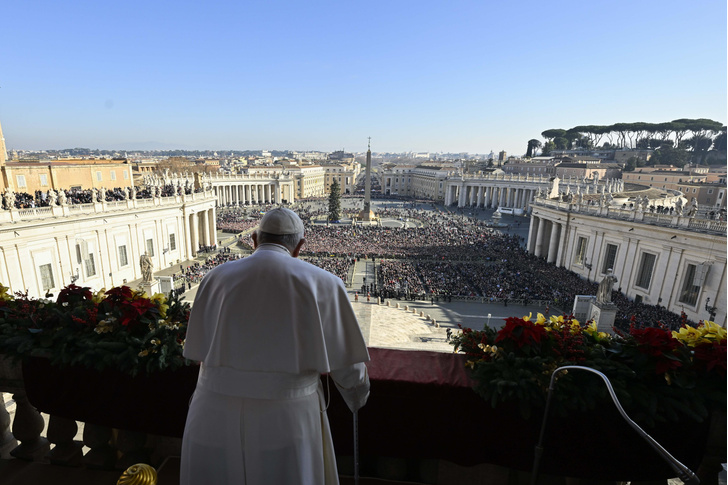 Папа поздравил католиков с Рождеством