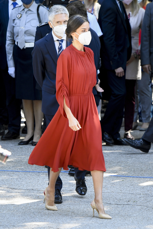 Фото №2 - Королева в красном: невероятный образ Летиции в струящемся платье
