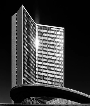 Выставка Михаила Розанова «Сталь. Стекло. Бетон.»