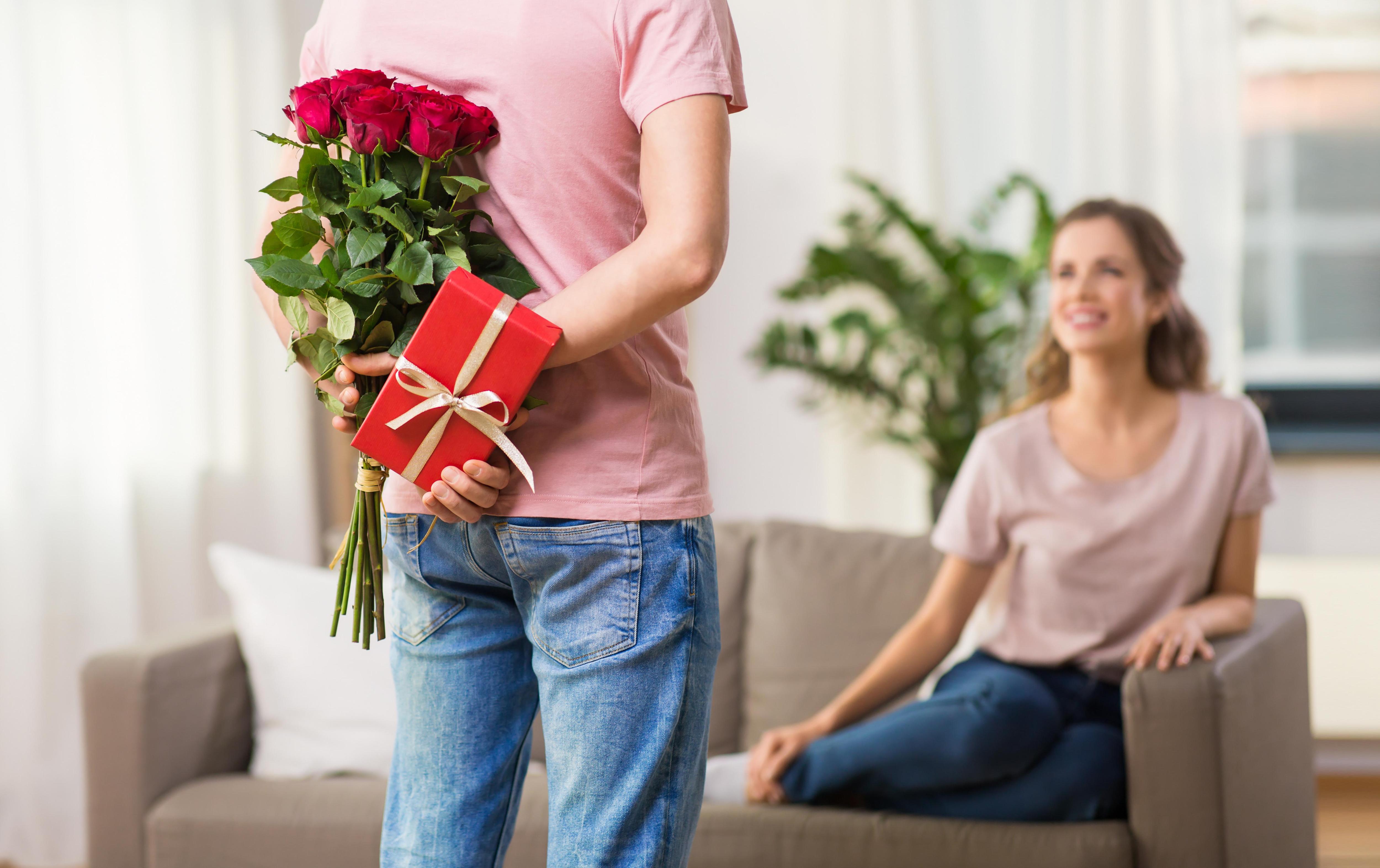 Подарил жене часы. Подарок женщине. Муж дарит подарки. Мужчина дарит цветы. Мужчина дарит подарок.