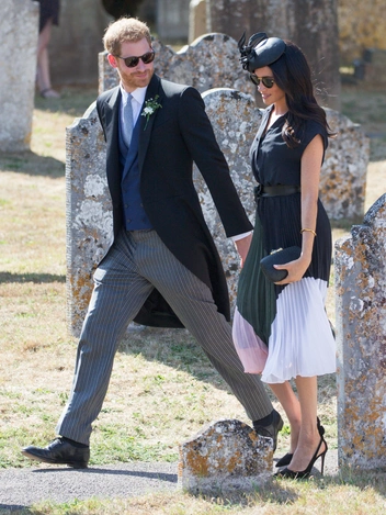 Сассекские на свадьбе Чарли Ван Страубензи и Дейзи Дженкс в церкви Святой Девы Марии в графстве Суррей