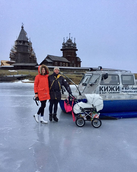 Родители прогулялись по льду с коляской, и теперь их хотят лишить прав