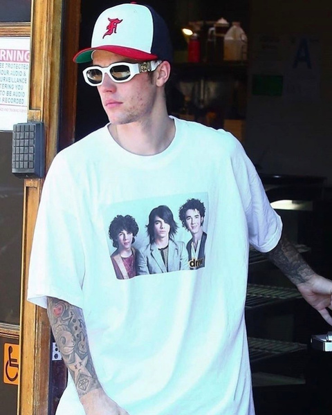 Джастин Бибер носит футболку с лицом Ника Джонаса, и вот что участник бойз-бенда об этом думает
