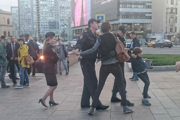 Полицейские грубо вели себя по отношению к ребенку