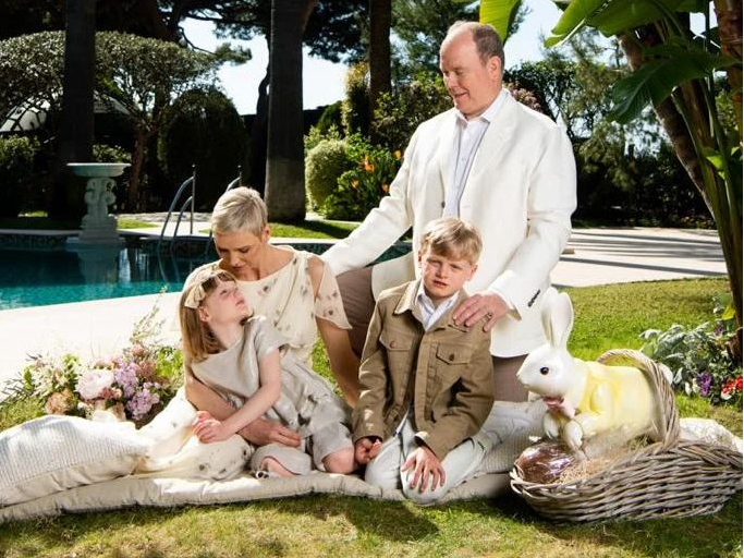 Несчастные дети и жуткий кролик: что не так с новыми «идеальными» фото княгини Шарлен и князя Альбера II