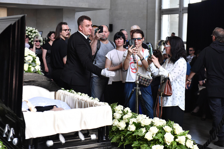 Паломничество к могиле Шатунова в день его рождения: поклонники засыпали все белыми розами