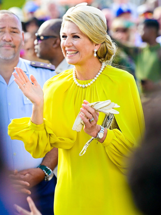 Модный тур: самые яркие наряды королевы Максимы на Карибах, которые вам захочется повторить