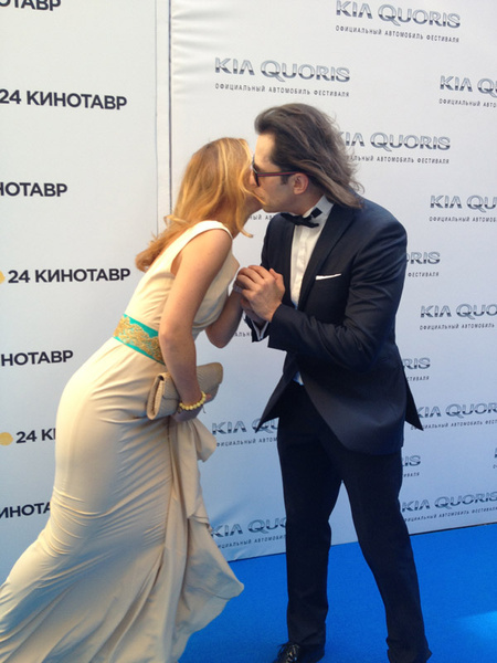 Елена Захарова и Александр Ревва, увидев друг друга, расцеловались