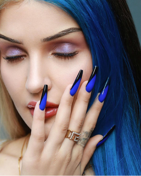 Маникюр под цвет волос: Дина Саева показала модный черный френч на синих ногтях