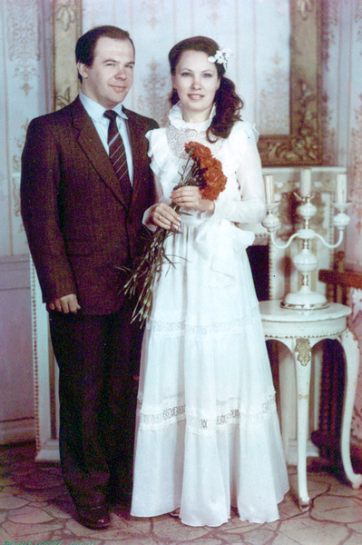 Платья из «Бурды», пышная фата, 3 гвоздики в руках: как выходили замуж наши мамы
