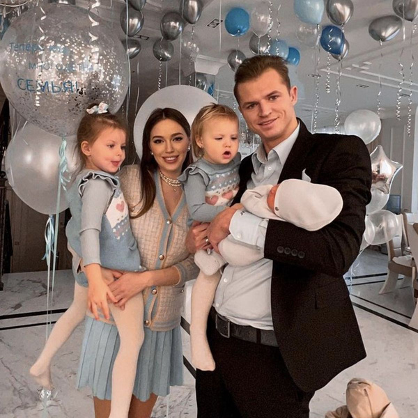 Мамаев показал лицо грудного сына, а Костенко заявила, что новое материнство убьет ее. Соцсети звезд