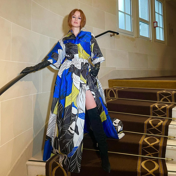 Вечернее платье-рубашка с фантазийным принтом — новый образ Мэделин Петш на Неделе моды в Париже