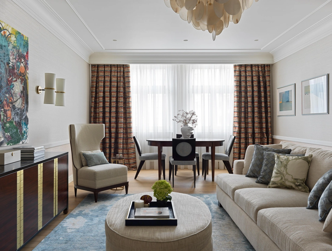 Гостиная. Обеденный стол, Gnoato Fratelli. Стулья, Theodore Alexander. Диван, Bernhardt. Пуф, Plant Collections. Кресло, комод, все — Bolier. Бра, Visual Comfort. Люстра, Corbett. Живопись, Askeri Gallery. Шторы, Dedar. Ковер, Dovlet House. Поставка предметов мебели и освещения, Design Place. Текстильное оформление, Ledecor. Кожаные аксессуары, Pinetti. Флористическое оформление, Greentouch Studio. | Источник: Сергей Красюк