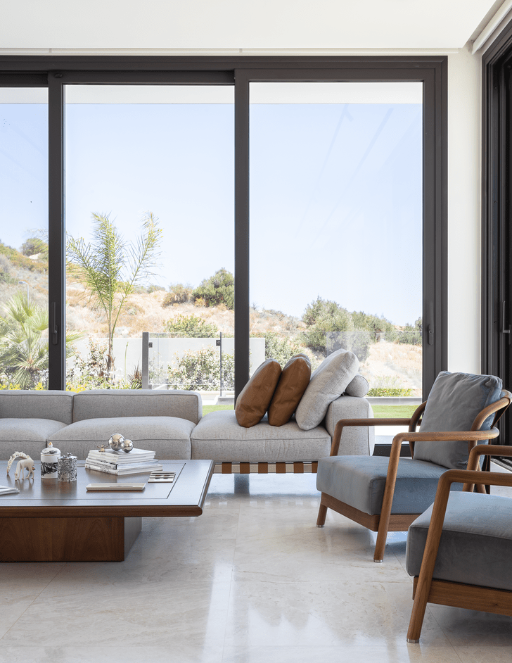 Минималистская вилла с панорамными окнами на Кипре