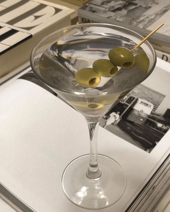 В оттенке мартини с оливками: готовимся к пятнице, повторяем маникюр Селены Гомес