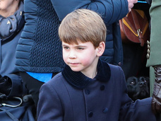 Из шкодного мальчугана в джентльмена: принц Луи подарил сестре Шарлотте букет, не стесняясь публики