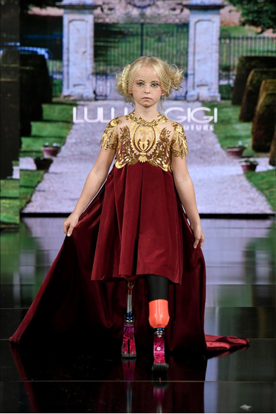 9-летняя модель с ампутированными ногами приняла участие в Неделе моды в Нью-Йорке