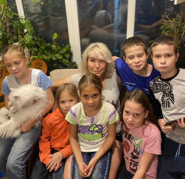 «Бизнес на приемных детях»: Евгений Тепляков раскритиковал семью, воспитывающую 21 ребенка