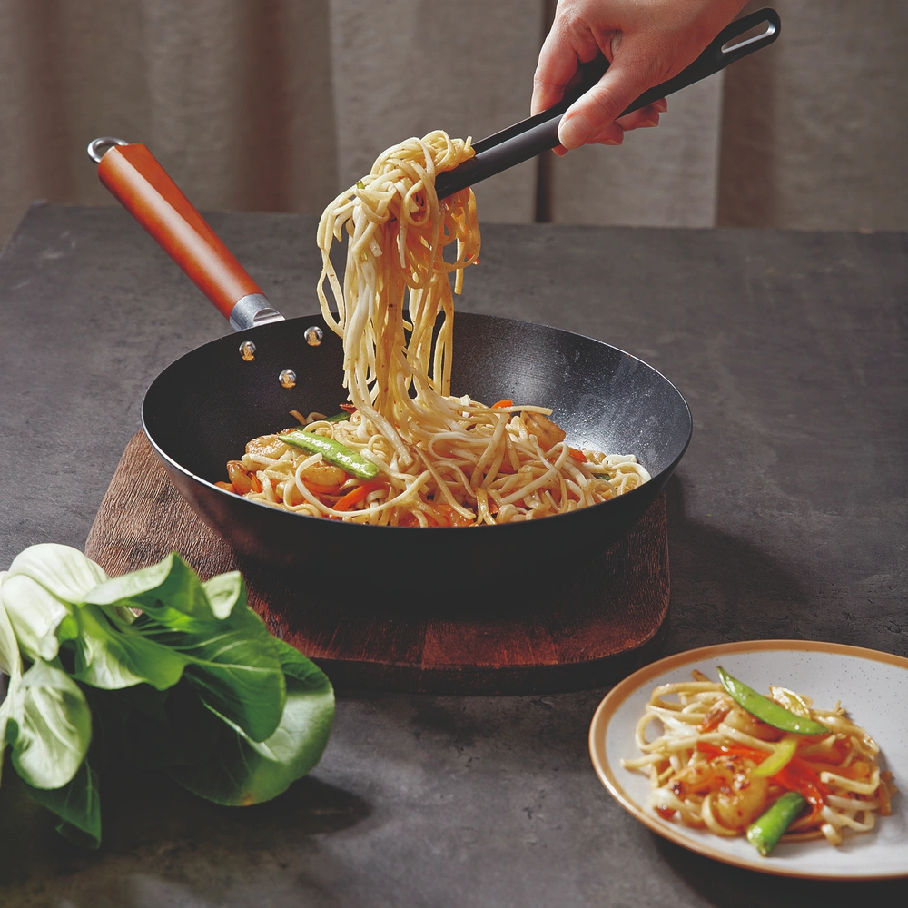 Сковорода-вок Asia, HOMECLUB, диаметр 30 см, углеродистая сталь. | Источник: Павел Крюков. СЕТ-ДИЗАЙН: Александра Дикенштейн, Ангелина Ольшанская