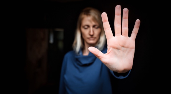 Почему жертвам сексуальных домогательств сложно просить о помощи