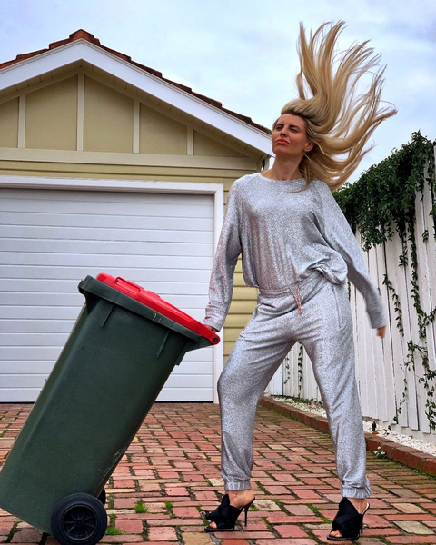 Инста-тренд: идем выбрасывать мусор в экстравагантных нарядах