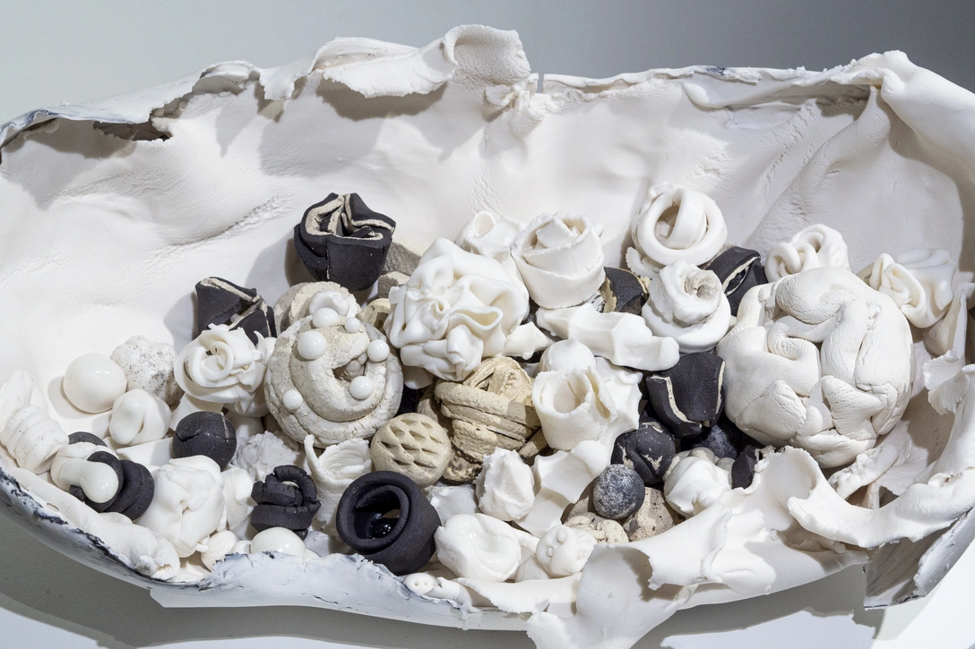 Алена Мухина. Комочки. Глина, глазурь, фарфор. | mcmaison.ru