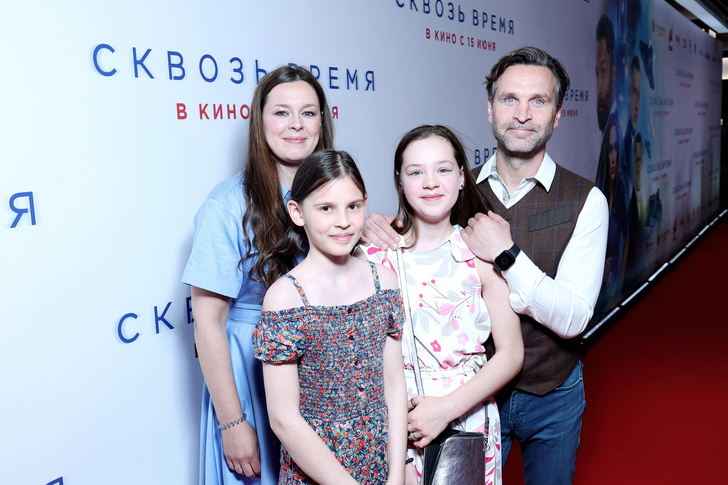 Виктор Добронравов с женой, дочерью Василисой и ее подругой